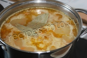 Гороховый суп на свиной кости с мясом