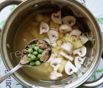 Гороховый суп с кроликом и грибами