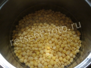 Гороховый суп со свининой, помидорами и гренками