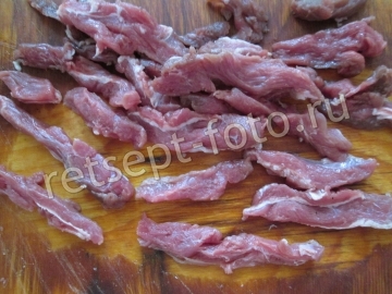Гороховый суп со свининой, помидорами и гренками