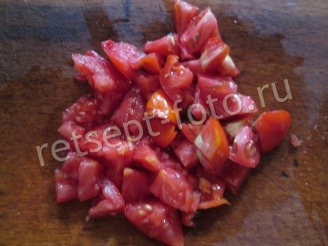 Гороховый суп со свининой, помидорами и гренками
