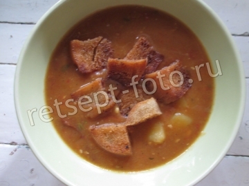 Гороховый суп со свининой, помидорами и гренками
