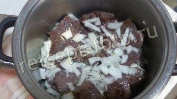Говядина тушеная с луком и майонезом