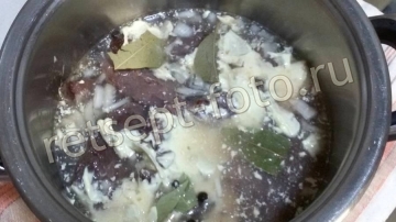 Говядина тушеная с луком и майонезом
