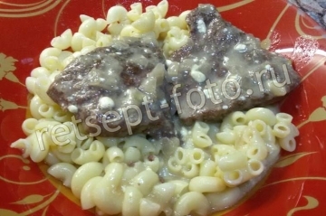Говядина тушеная с луком и майонезом