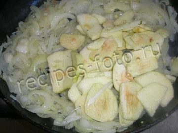Говяжья печень с яблоками и луком по-берлински