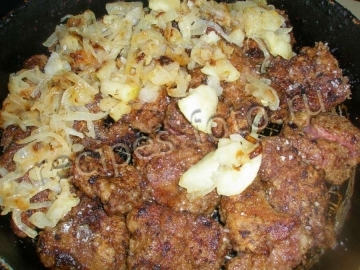 Говяжья печень с яблоками и луком по-берлински