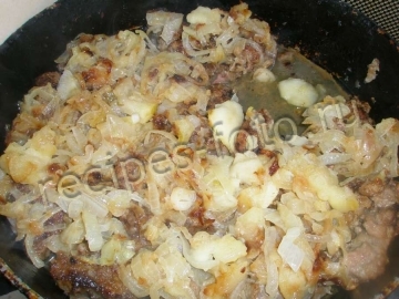 Говяжья печень с яблоками и луком по-берлински