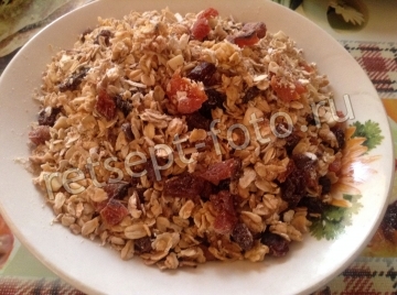 Гранола с изюмом, курагой, миндалем и кунжутом