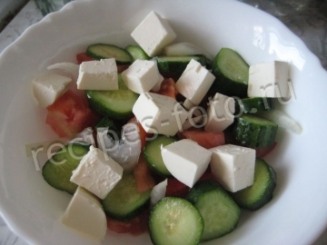 Греческий салат с курицей