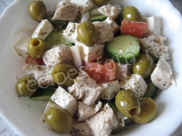 Греческий салат с курицей