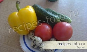Греческий салат с брынзой и перепелиными яйцами