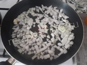 Гречка с куриным фаршем и овощами на сковороде