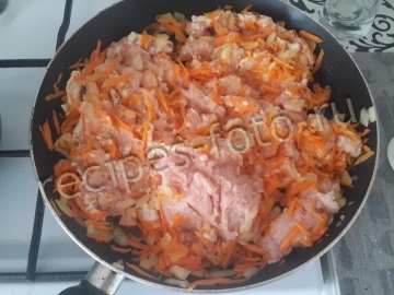 Гречка с куриным фаршем и овощами на сковороде