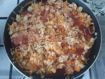 Гречка с куриным фаршем и овощами на сковороде