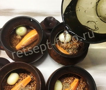 Гречка с курицей в горшочках в духовке