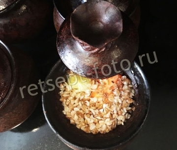 Гречка с курицей в горшочках в духовке