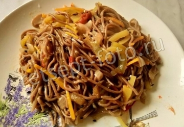 Гречневая лапша с овощами