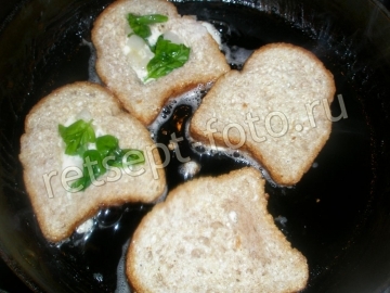 Гренки с курицей и сыром