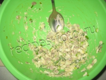 Гренки с рыбными консервами и яйцом
