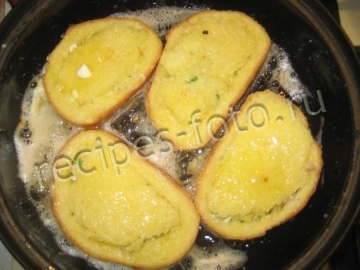 Гренки с рыбными консервами и яйцом