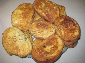 Гренки с рыбными консервами и яйцом