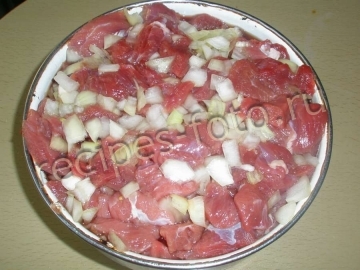 Гуляш из говядины с фасолью