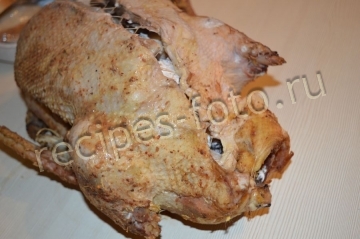 Гусь с яблоками и черносливом запеченный в духовке