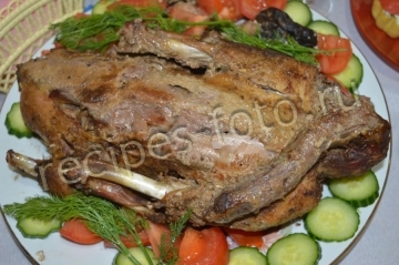 Гусь с яблоками и черносливом запеченный в духовке