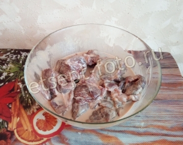 Гусь кусочками с яблоками и айвой