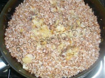 Гусь с яблоками и гречкой в рукаве