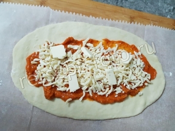 Хачапури лодочки с сыром, колбасой и грибами