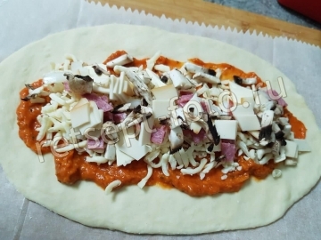 Хачапури лодочки с сыром, колбасой и грибами