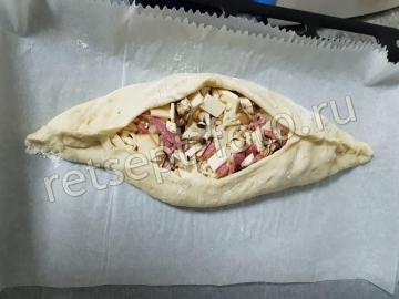 Хачапури лодочки с сыром, колбасой и грибами