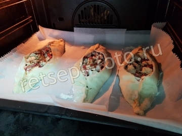 Хачапури лодочки с сыром, колбасой и грибами