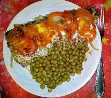 Хек с овощами в духовке
