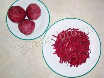 Холодный свекольник с курицей на айране (кефир и минеральная вода)