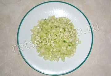 Холодный свекольник с курицей на айране (кефир и минеральная вода)