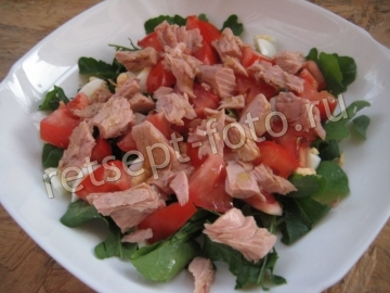 Итальянский салат с тунцом и рукколой