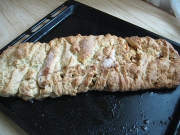 Яблочный пирог из творожного теста с корицей