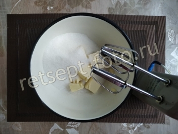 Яблочный пирог с орехами и корицей