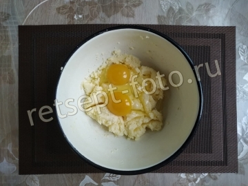 Яблочный пирог с орехами и корицей