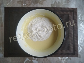 Яблочный пирог с орехами и корицей