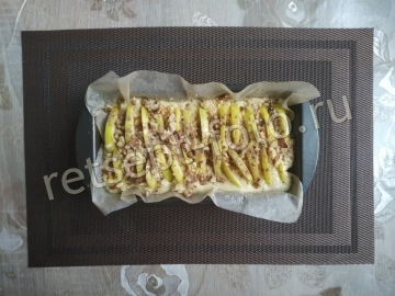 Яблочный пирог с орехами и корицей