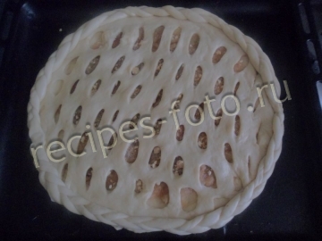 Яблочный сдобный дрожжевой пирог