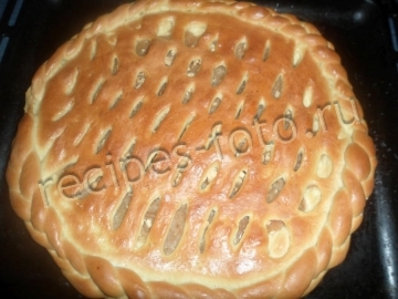 Яблочный сдобный дрожжевой пирог