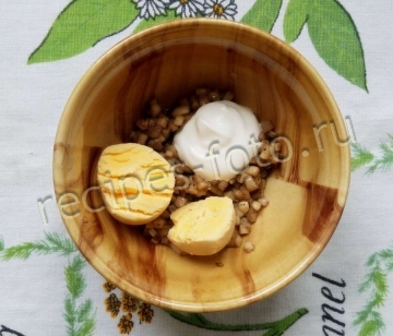 Яйца фаршированные грибами и красной икрой