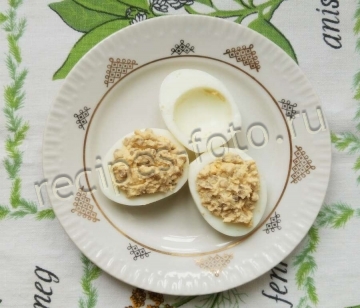 Яйца фаршированные грибами и красной икрой