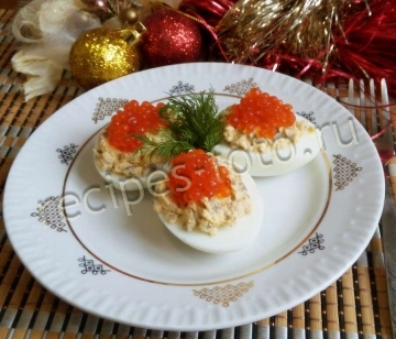 Яйца фаршированные грибами и красной икрой