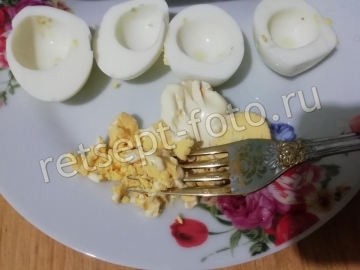 Яйца фаршированные крабовыми палочками